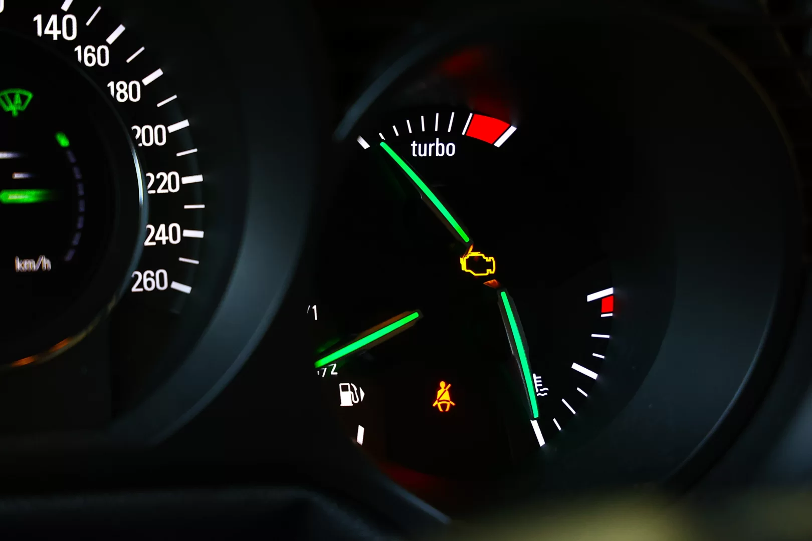 Check Engine na desce rozdzielczej auta